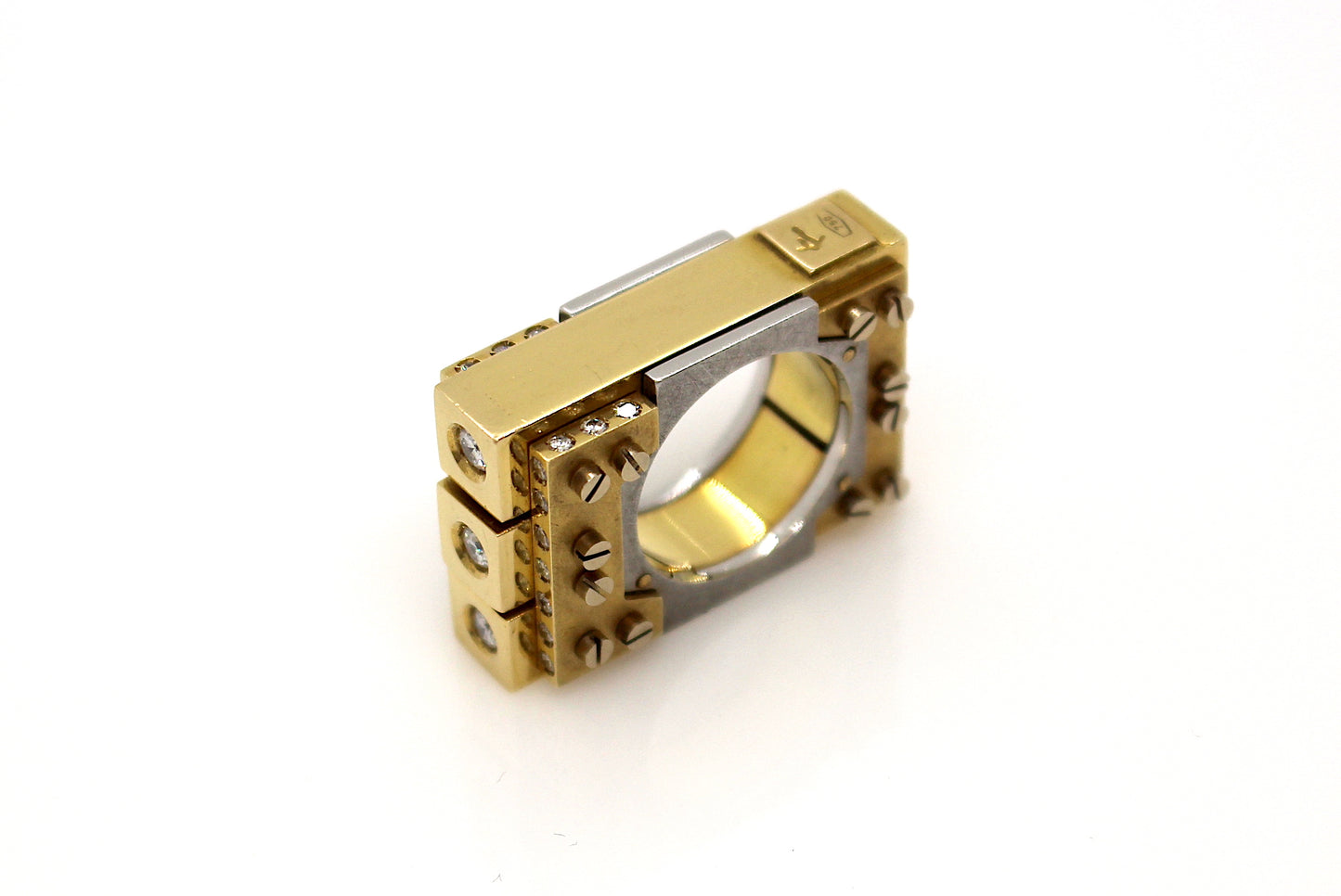 18ct gold ring by Constantinos Kyriacou. With diamonds. (2000)